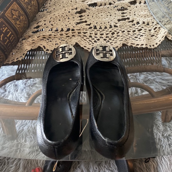 Tory Burch Sally 2 Pebbled Silver Logo Wedge - Picture 4 of 5